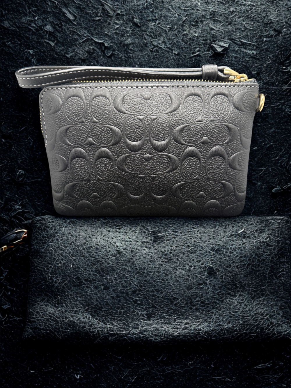 🖤COACH🖤Black Embossed Signature Wristlet w/Gold Hardware/NWOT - Picture 2 of 7